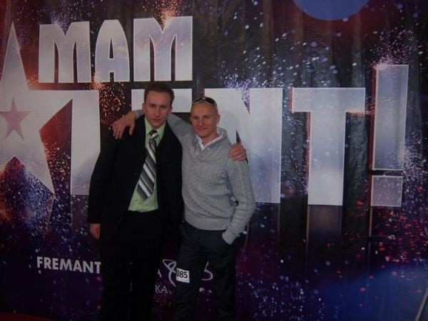 Mariusz Kubicki (z prawej) i jego menadżer Damian Michta na planie programu "Mam talent&#8221;.