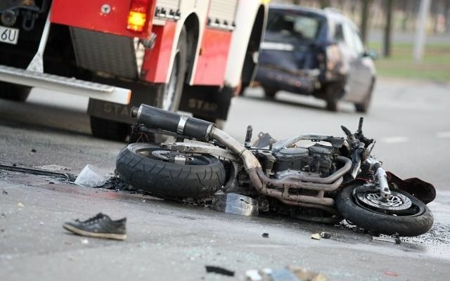 Tragiczny wypadek w powiecie chełmińskim. Zginął 31-letni policjant pełniący służbę na motocyklu. Prawdopodobnie zderzył się z tirem.Funkcjonariusze pod nadzorem prokuratora ustalają okoliczności tego tragicznego w skutkach zdarzenia.ZDJĘCIA Z WYPADKUO szczegółach zdarzenia  przeczytasz na kolejnych zdjęciach >>>Tak szaleli na drogach w regionie. To cud, że ludzie przeżyli! [wideo - Program Stop Agresji Drogowej]