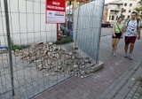 Kraków. Deweloper wysypał gruz na środek drogi i ją zagrodził. Radny mówi o skandalu [ZDJĘCIA]