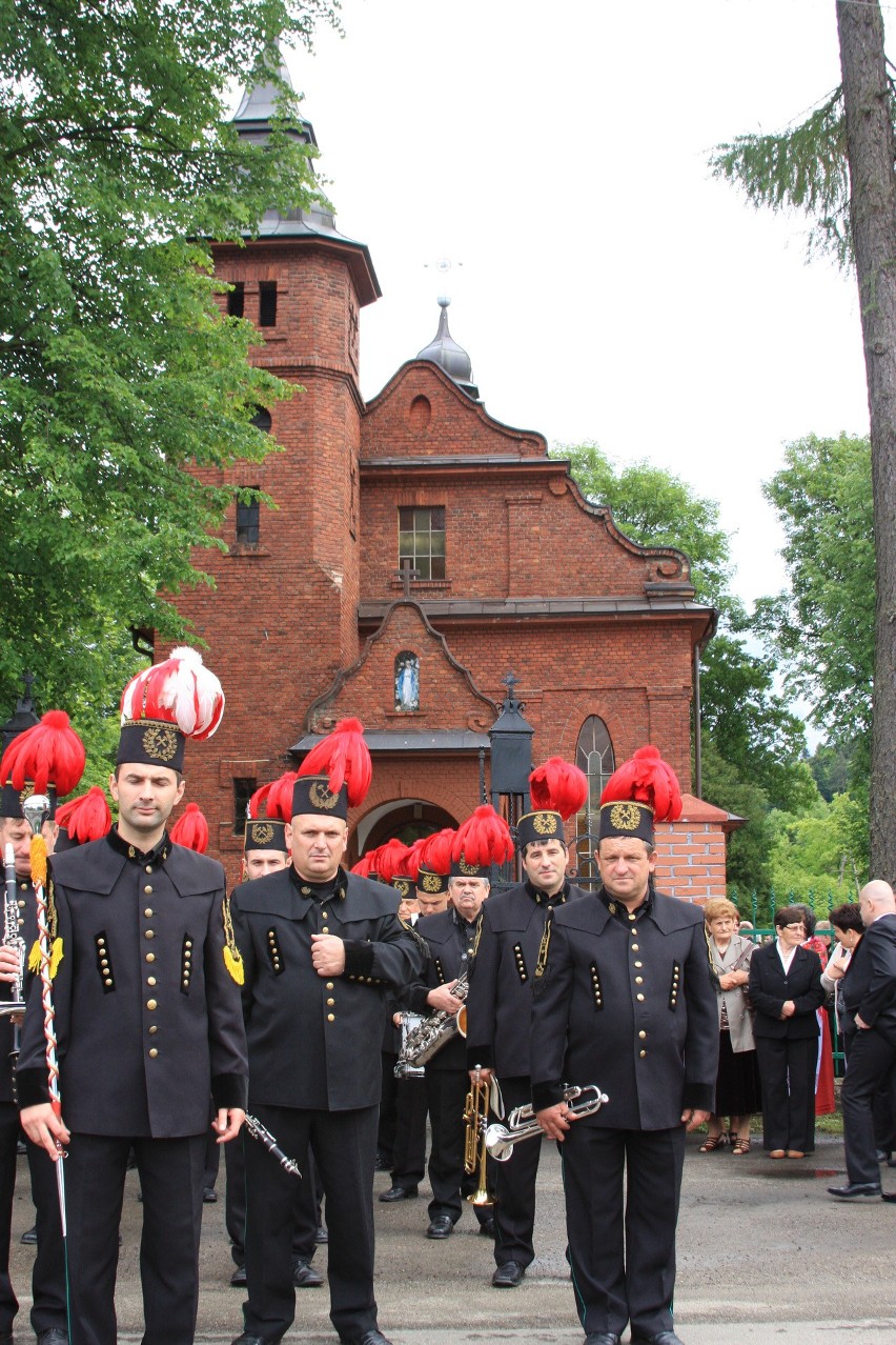 Górnicza orkiestra przed kościołem