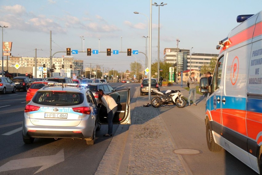 Wypadek motocykla i trzech samochodów na Armii Krajowej
