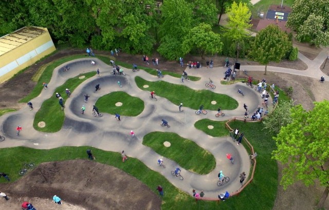 Pumptrack to miejsce, gdzie bezpiecznie można jeździć nie tylko na rowerach, ale też na rolkach i deskorolkach. Powstanie między lodowiskiem a basenem otwartym