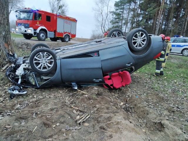 Wypadek na drodze Knyszyn - Mońki. Dziewczynka ranna po dachowaniu peugeota