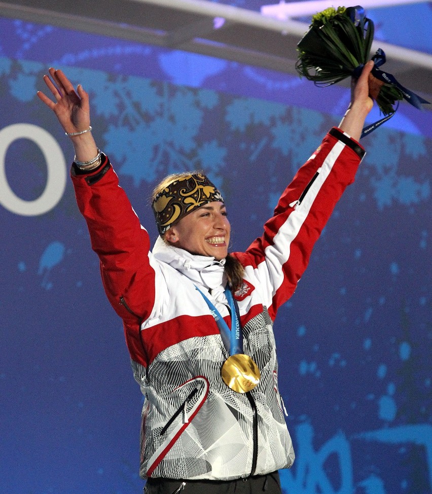Justyna Kowalczyk na podium - złoty medal na zimowych IO w Vancouver 2010 w biegu na 30 km techniką klasyczną