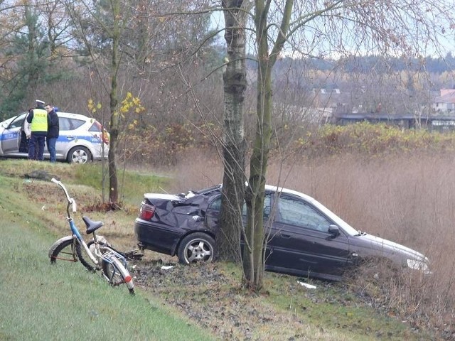 Honda potrąciła dwójkę rowerzystów i zatrzymała się w rowie.