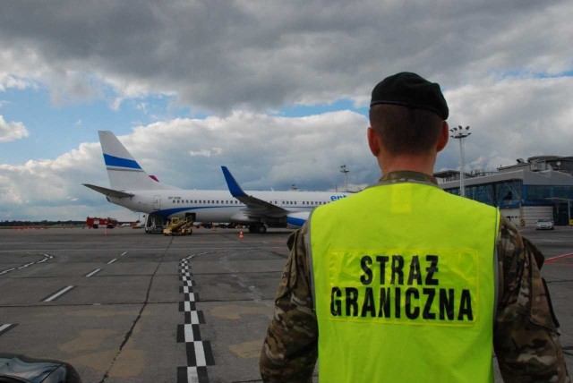 30-latek nie poleciał do Islandii przez żart o granacie w torbie