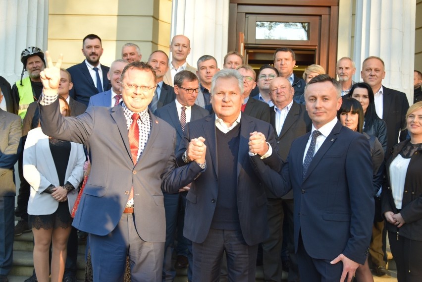 Były prezydent Aleksander Kwaśniewski spotkał się z mieszkańcami Końskich. Witano go owacjami