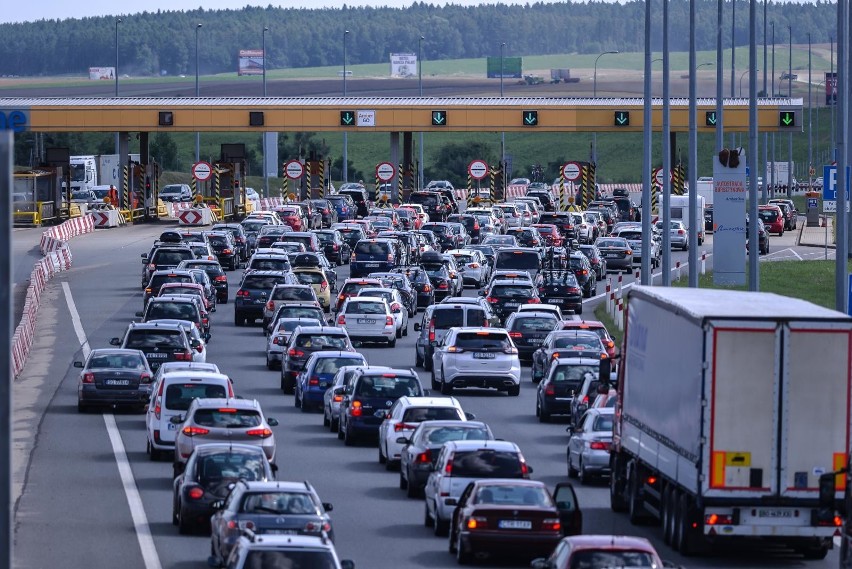 Ponad 80 proc. kierowców deklaruje, że przynajmniej raz w tygodniu zdarza im się obserwować agresywne zachowania na drogach