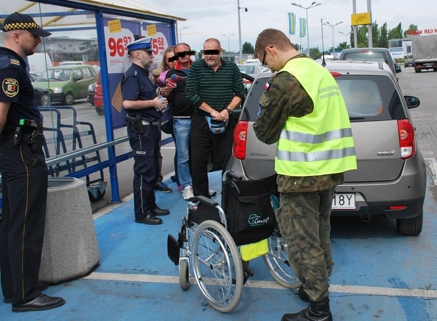 Policja w Chorzowie poluje na kierowców pod hipermarketami [ZDJĘCIA]