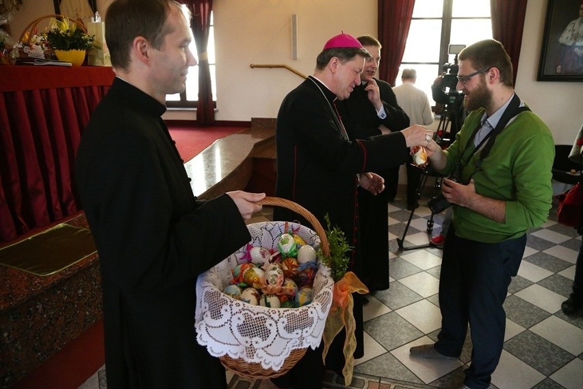 Wrocławianie złożyli życzenia arcybiskupowi. Dostali strusią pisankę (ZDJĘCIA)