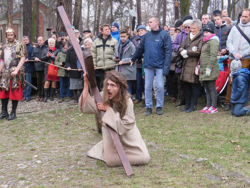 Tysiące wiernych na Misterium Męki Pańskiej na piekarskiej kalwarii [ZDJĘCIA, WIDEO]