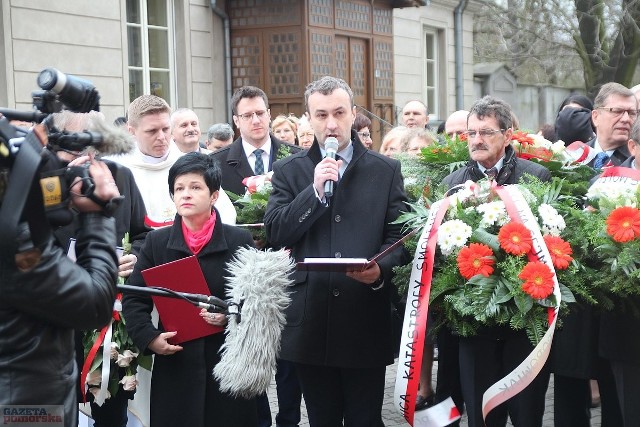 We Włocławku w niedzielę odprawiono mszę św. w bazylice katedralnej. Po nabożeństwie złożono wiązanki kwiatów pod tablicą upamiętniającą ofiary katastrofy w Smoleńsku.Wiązanki złożyli parlamentarzyści i przedstawiciele samorządu.