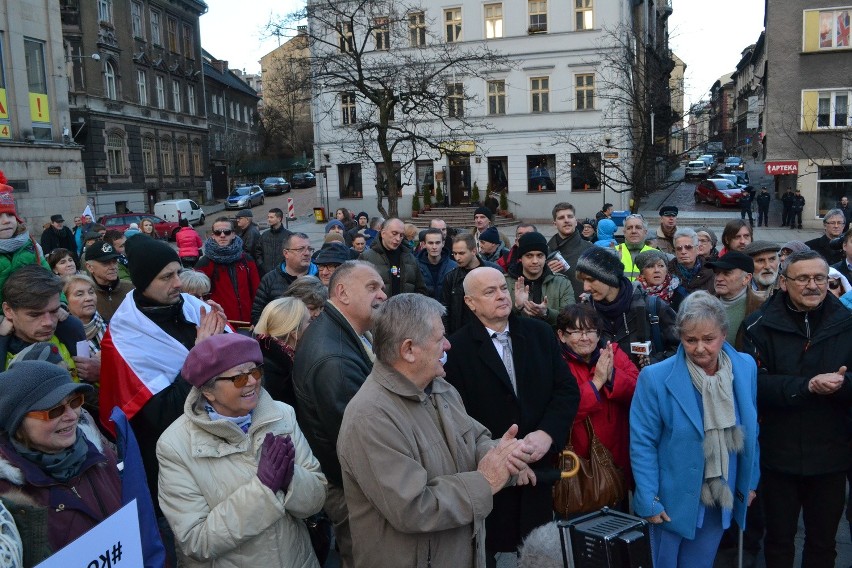 Manifestacja Komitetu Obrony Demokracji w Bielsku-Białej [ZDJĘCIA, WIDEO]