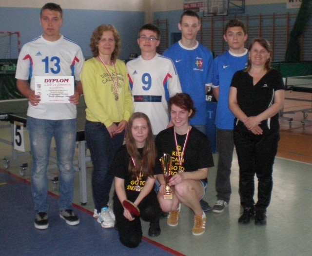 Reprezentanci powiatu włoszczowskiego podczas mistrzostw województwa w tenisie stołowym szkół ponadgimnazjalnych. 