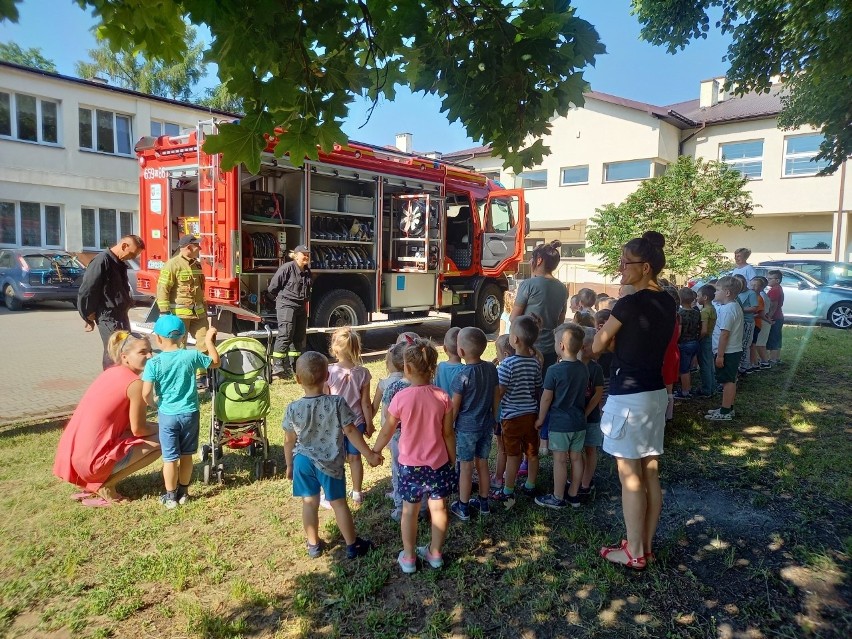 W środę, 9 czerwca odbył się pokaz strażacki dla dla dzieci...