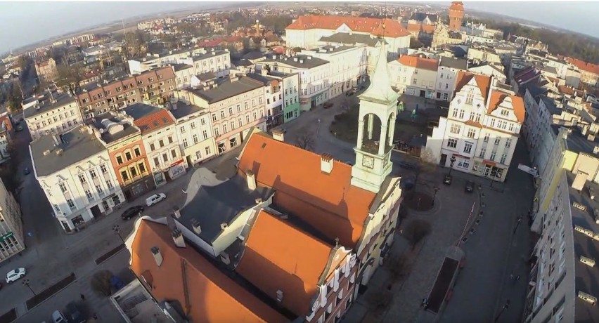 Kadry z filmu nakręconego w Kluczborku przy pomocy drona z...