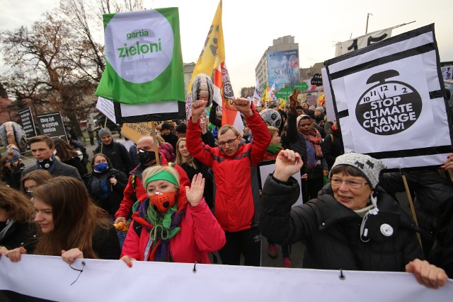 Policja poinformowała, że w Marszu dla Klimatu w Katowicach wzięło udział 3 tysiące osób. Początkowo było ich około 1,5 tys., ale sporo osób dołączyło w trakcie.