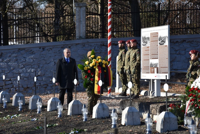 Uroczyście otwarto odbudowany cmentarz wojenny w Chrzanowi