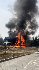 Nowy Targ. Pożar ciężarówki na zakopiance. Całe auto stanęło w ogniu [ZDJĘCIA, FILM]