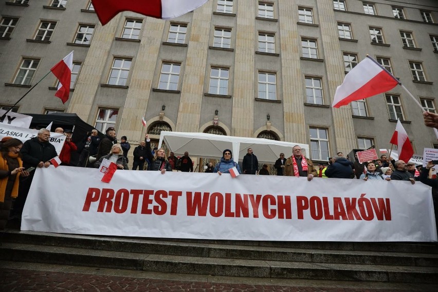 Protest Wolnych Polaków przed Urzędem Wojewódzkim w Katowicach