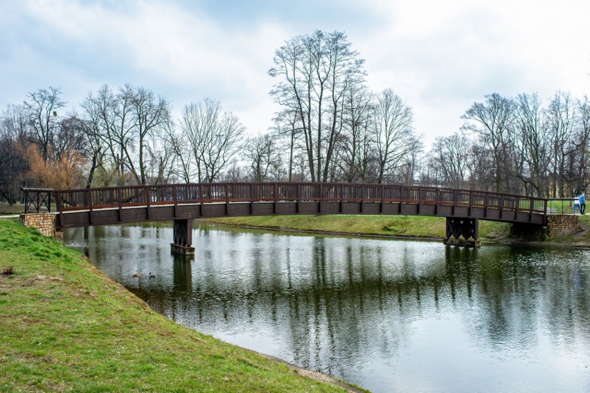 Drewniany mostek w Parku Kachla w Bytomiu odnowiony. Zobacz...