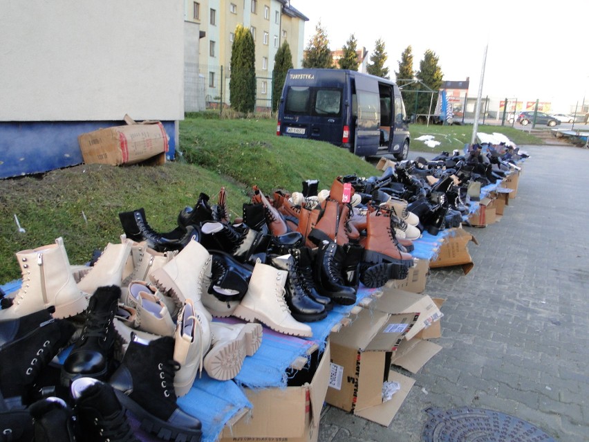 Ostatni w tym roku targ w Przysusze. Sprzedawano ubrania, firanki, obuwie, urządzenia elektroniczne. Zobaczcie zdjęcia z wtorku, 27 grudnia