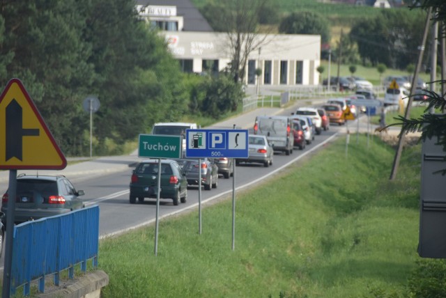 Długi sznur samochodów ciągnie się codziennie przy wjeździe do Tuchowa od strony Tarnowa na długości nawet kilku kilometrów