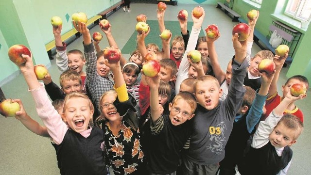 Taka radość z jedzenia jabłek nie jest powszechna w małopolskich szkołach
