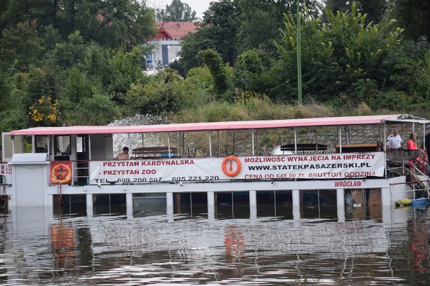 W nocy z piątku na sobotę statek Wiktoria zaczął tonąć. W...