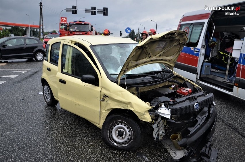 Wypadek w Mikołowie. Zderzyły się trzy samochody. Kierująca fiatem nie ustąpiła pierwszeństwa. Cztery osoby trafiły do szpitala