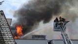Pożar we Wrocławiu! Palił się dach budynku na ul. Objazdowej 6. Na miejscu 14 zastępów straży pożarnej [ZDJĘCIA]
