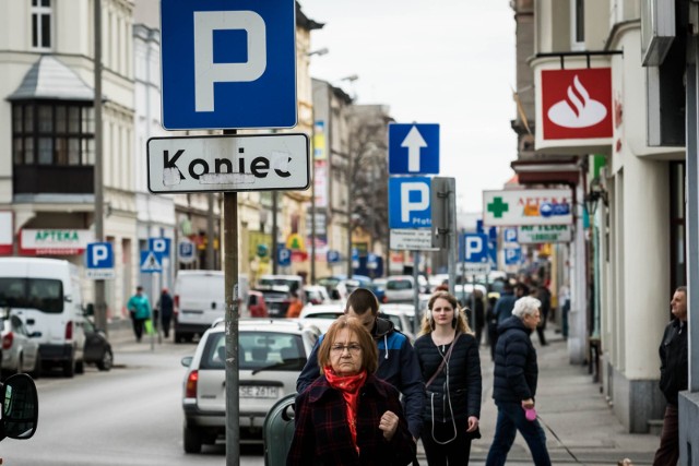 Jak informuje "Rzeczpospolita", po konsultacjach publicznych ministerstwo rozwoju wprowadziło poprawki do projektu zmian opłat w strefach płatnego parkowania. Podwyżki miałyby obowiązywać w trzech miastach naszego regionu.>> Najświeższe informacje z regionu, zdjęcia, wideo tylko na www.pomorska.pl 