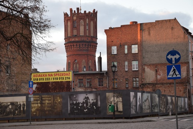 Wieża ciśnień w Chełmnie (w tle) nie jest jedyną cenną nieruchomością w centrum miasta na  sprzedaż. Od lat wystawiany na sprzedaż jest też teren po byłym domu kultury, który spłonął