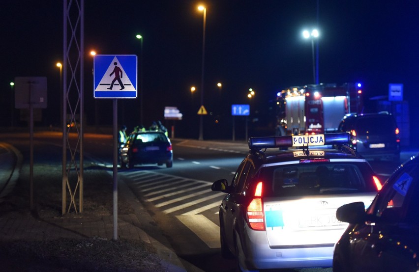Wypadek na DK 77 w Skołoszowie. 19-latek w volkswagenie potrącił na przejściu 16-latkę [ZDJĘCIA, WIDEO]