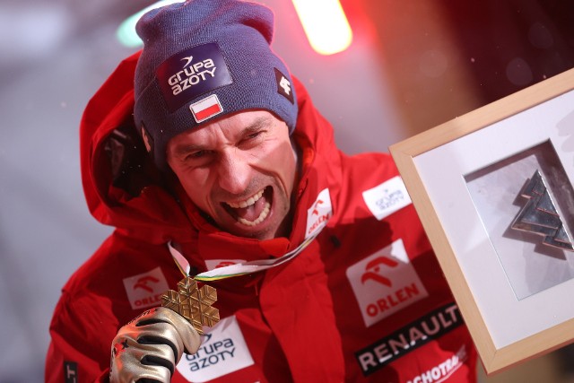 Piotr Żyła odebrał złoty medal mistrzostw świata w Planicy. Drugi był Andreas Wellinger, a trzeci Karl Geiger