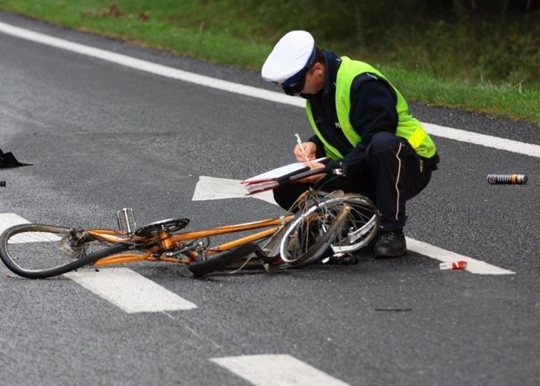 Wypadek w Walidrogach. Zginął rowerzysta. Kierowca, który...