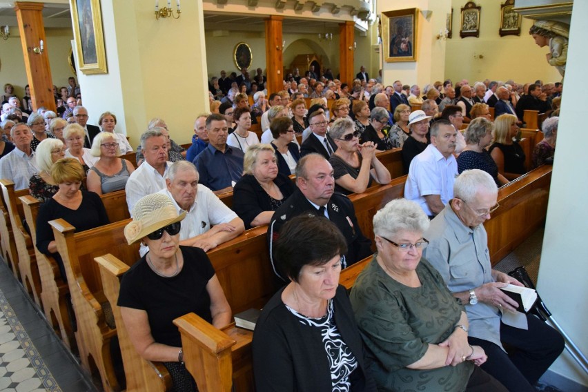 Pogrzeb Piotra Sollocha, byłego burmistrza Krapkowic. Żegnały go tłumy mieszkańców 