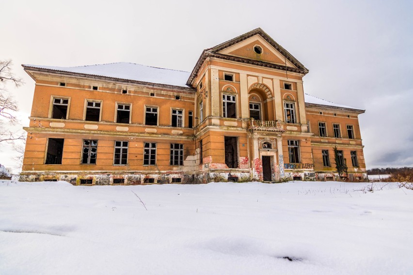 Piękny pałac zamienił się w ruderę. Szkoda...