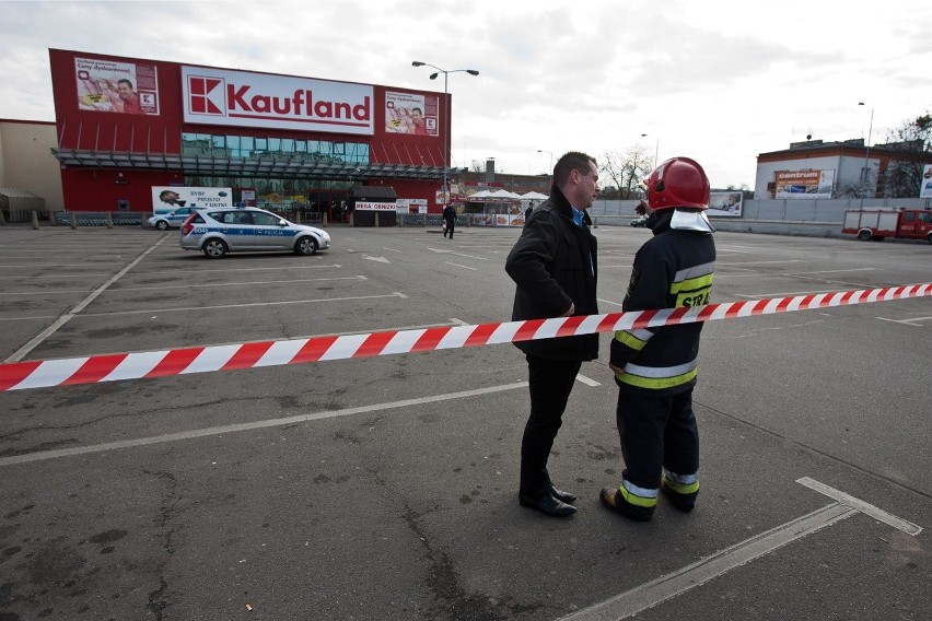 Wrocław: Bomba w Kauflandzie? Ewakuowano dwa sklepy, łącznie ponad 1000 osób (ZDJĘCIA)
