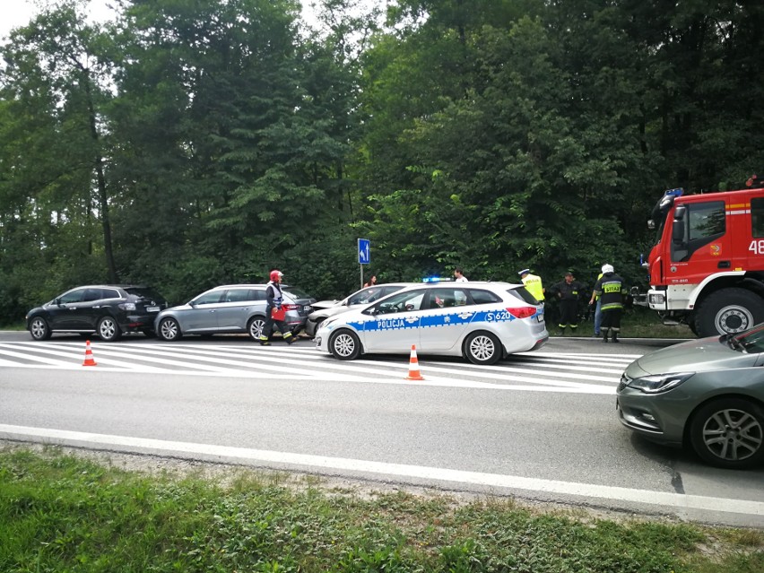 Zderzenie trzech samochodów na drodze krajowej numer 7 w Skarżysku. Trzy osoby ranne