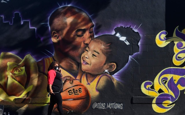 Mural upamiętniający tragicznie zmarłych koszykarza i jego córkę