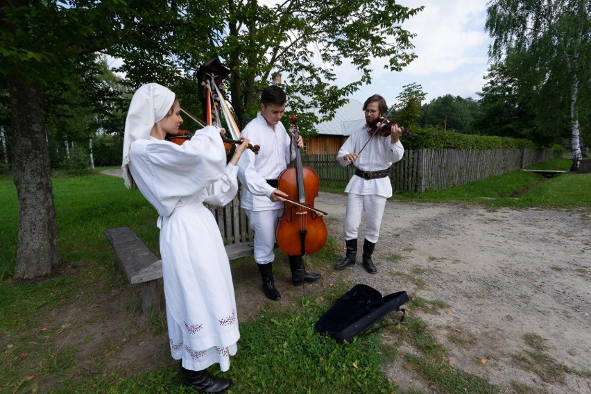 Trwa I Festiwal Kultury Lasowiackiej EtnoLas. Pierwszy przystanek w skansenie w Kolbuszowej [ZDJĘCIA]