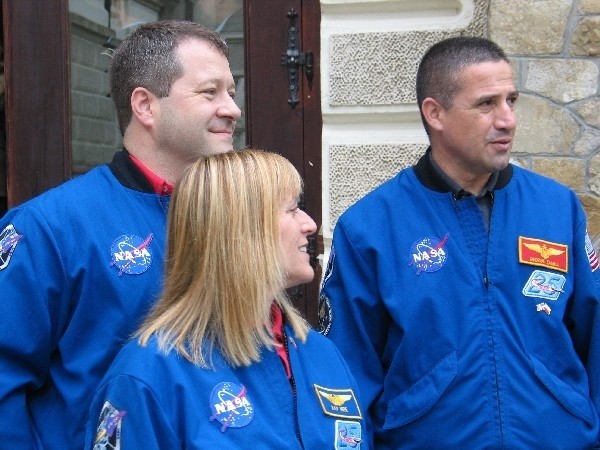 Część załogi STS &#8211; 130, od lewej dr Nicholas Patrick, kpt. Kathryn Hire i płk George Zamka.