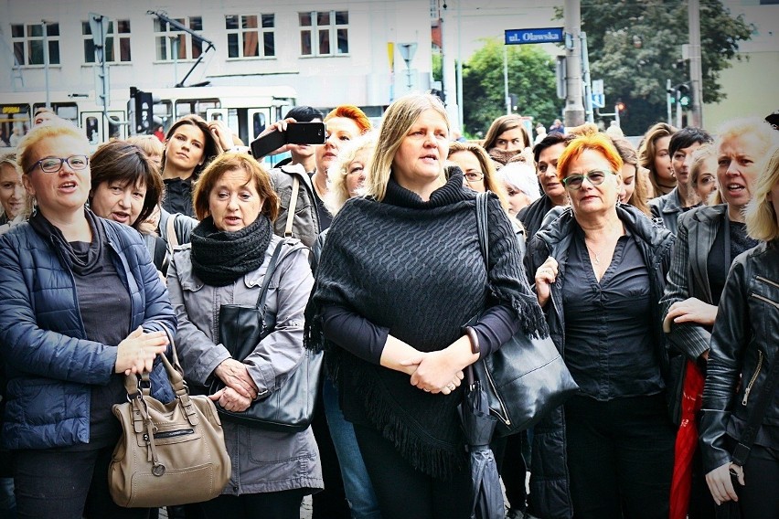 Czarny protest we Wrocławiu: "Szydło niestety, twój rząd obalą kobiety"
