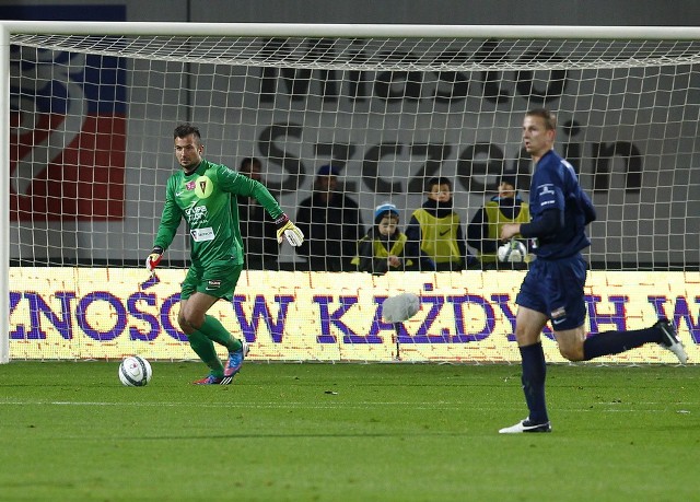 Radosław Janukiewicz (z lewej) uważa, że Pogoń stać na trzy punty.