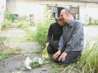 Patryk był dobrym chłopcem. Nie sprawiał kłopotów. Wczoraj zrozpaczony Wojciech Łyżwa wraz przyjaciółką Marią złożyli kwiaty, w miejscu, gdzie zginął chłopiec.
