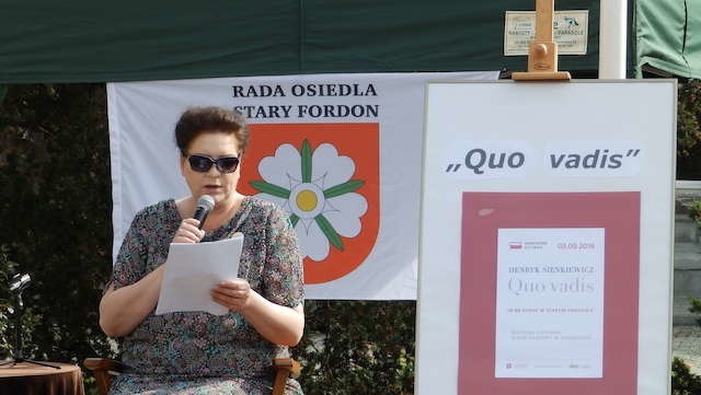 Wśród osób biorących udział w akcji Narodowego Czytania w Starym Fordonie była także wiceprezydent Anna Mackiewicz