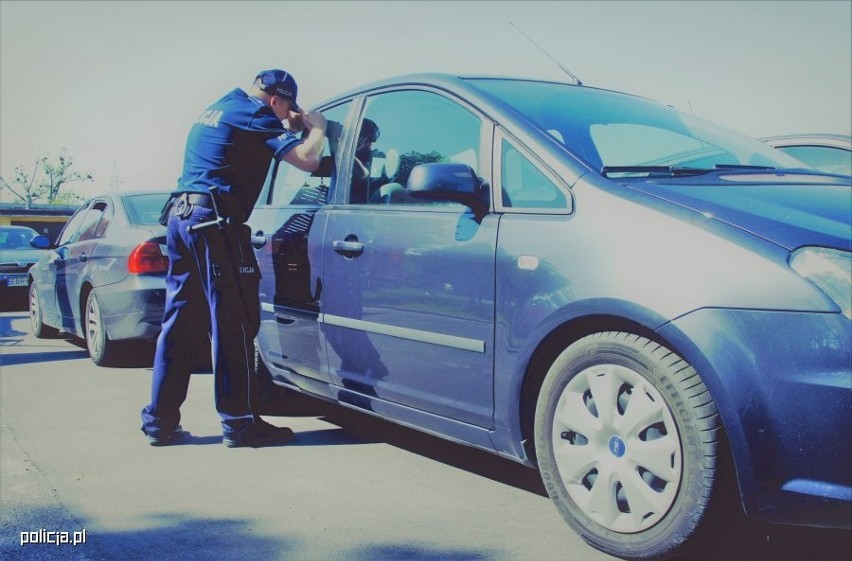 Policjanci otrzymali zgłoszenie, że na parkingu, w...