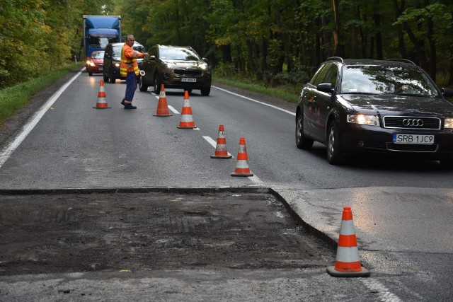 Megakorek na Mikołowskiej w Rybniku. Asfaltują dziurę w drodze w godzinie szczytu