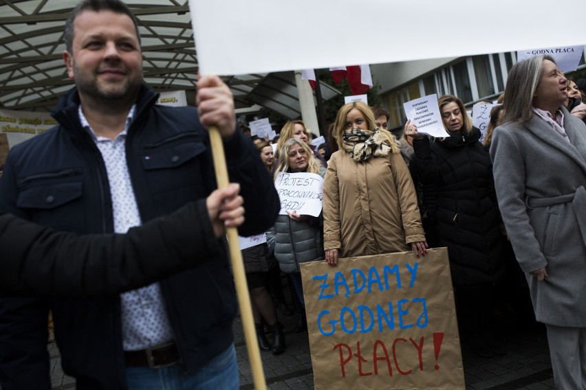 Pracownicy administracji sądów protestowali przed Sądem Okręgowym w Krakowie